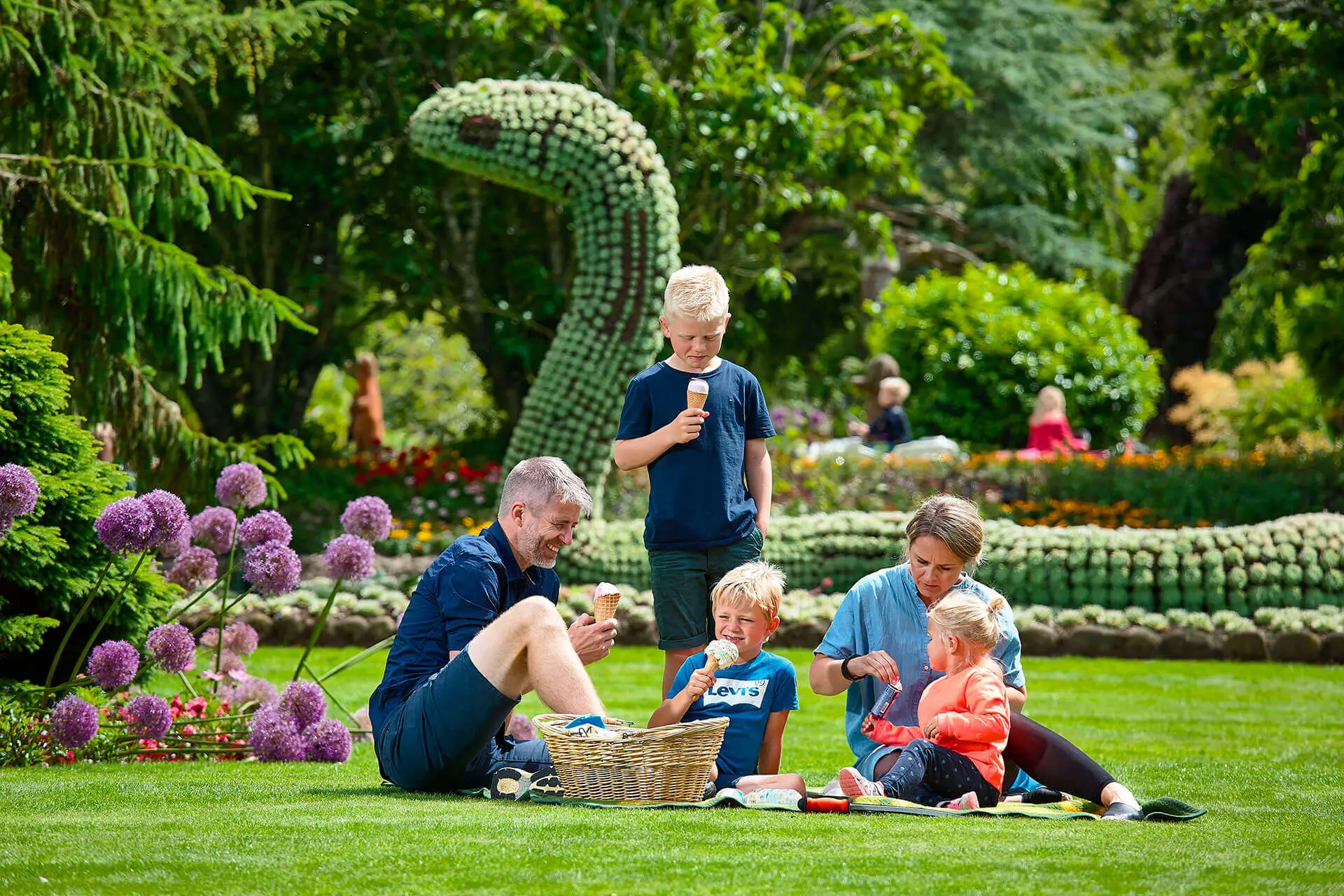 /media/2xmnytgw/blomster11_familie.jpg?rxy=0.5112781954887218,0.6973684210526315&v=1da1812e24a9eb0