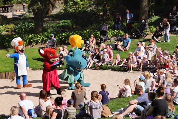 /media/amjcygjf/4o5a7209_blomsterparken_hugoshow_1920px.jpeg?v=1daac57a9ed89e0