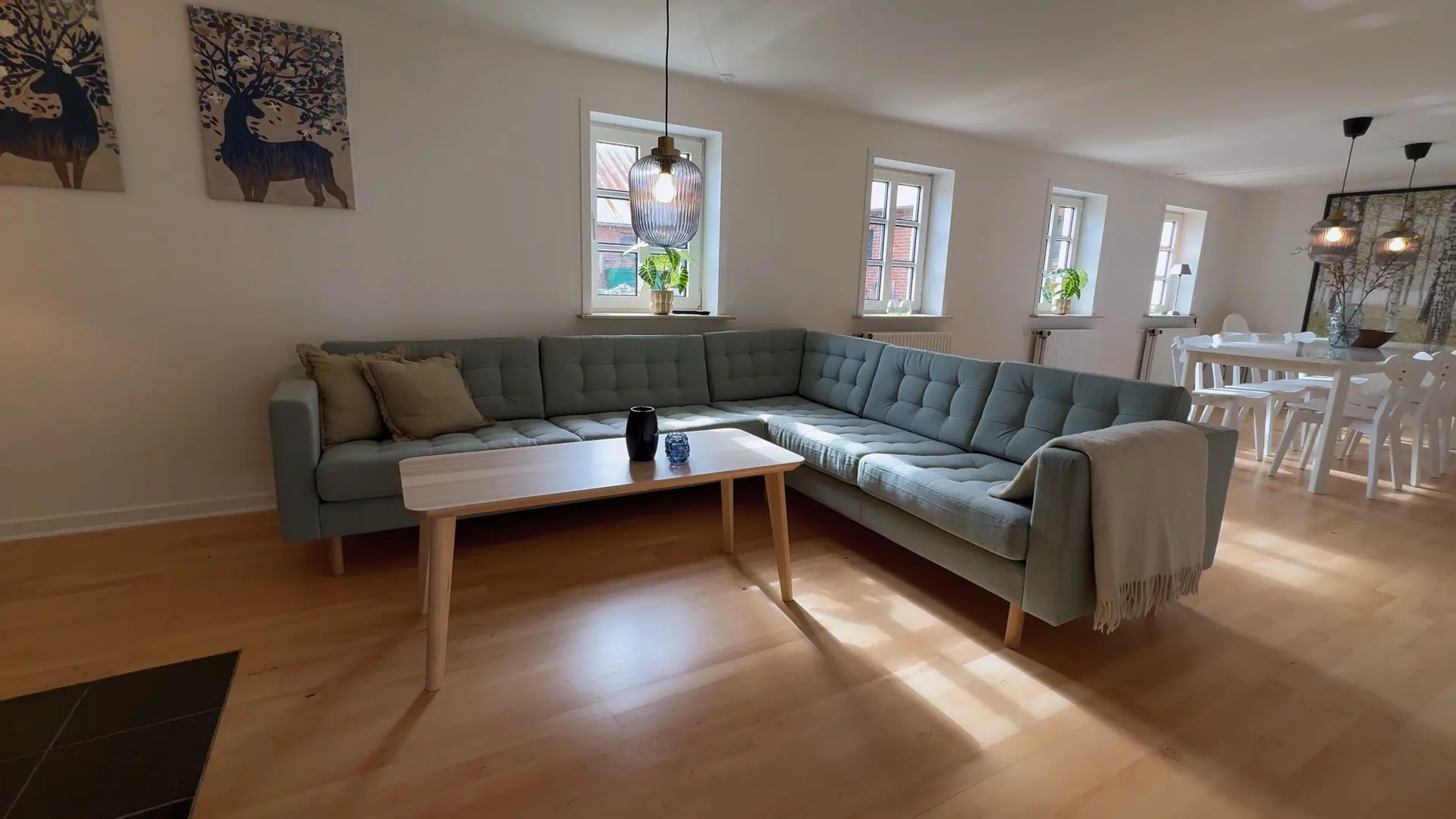 <h1 class='inherit'>Hestehuset</h1>