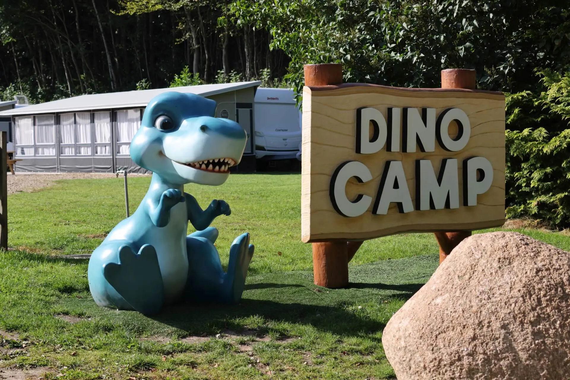 <h1 class='inherit'>Dino camping</h1>